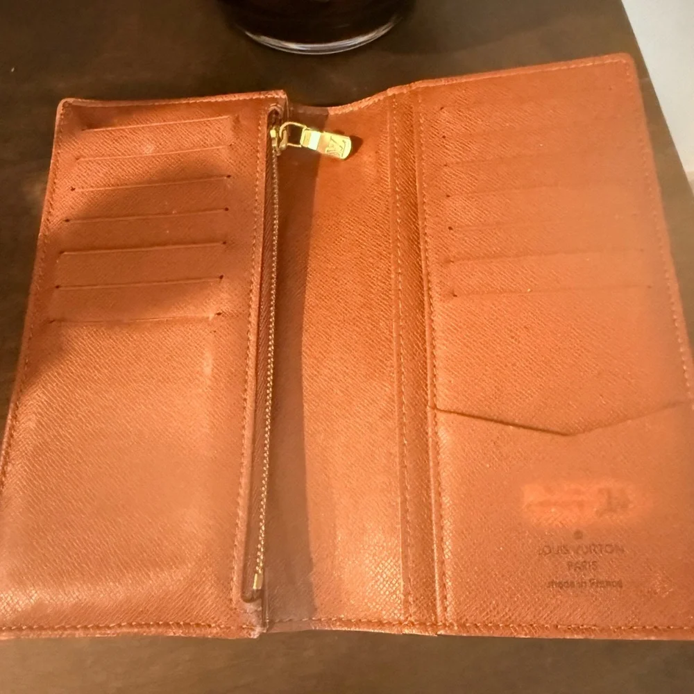 Louis Vuitton elegant louis